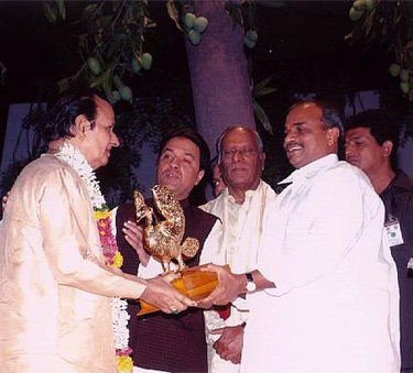Chief Minister Present Hansa Literary Award to Seshendra : 2005