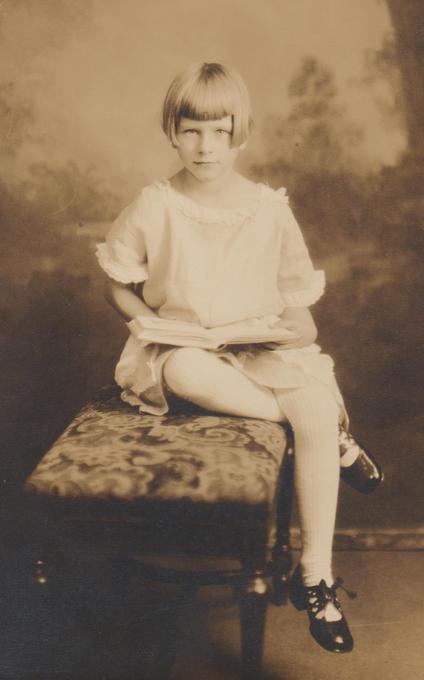 Portrait Young Elizabeth Holmes