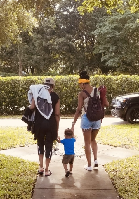 Honey, Brix and Zhia on our way to the Farmers Market ❤️